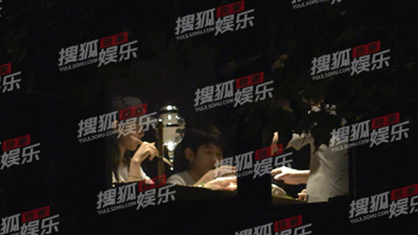 有哪些明星因为抽烟上的热点**,_王源吸烟事件_王源抽烟被曝光
