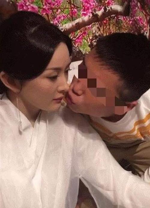 杨幂接吻像吃火锅_杨幂接吻明星女生视频_杨幂和女明星接吻